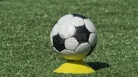 克內克特浓眉彰显空间掌控，精准传球助力得分良机