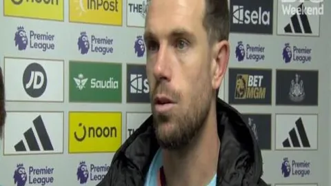 “勒沃库森逆袭拜仁夺冠，帕瓦尔助点球基米希建功，拜仁榜首地位不保，德甲榜首易主！”