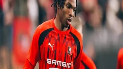 孙颖莎与伊藤美诚激战再起，伊藤连赢两局力争逆转，国乒现场目睹惊天逆转